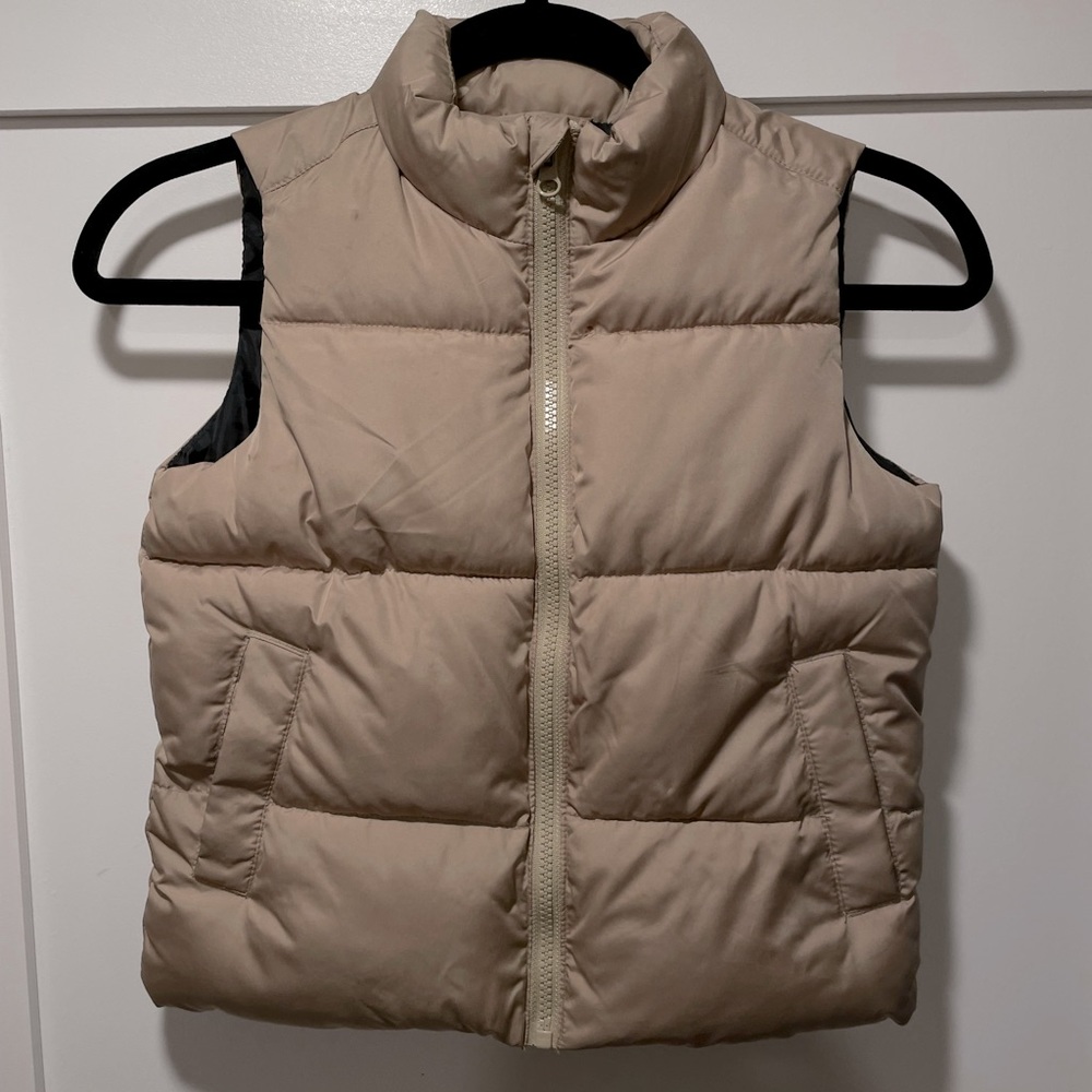 Boys 5 Old Navy Puffer Vest in Neutral